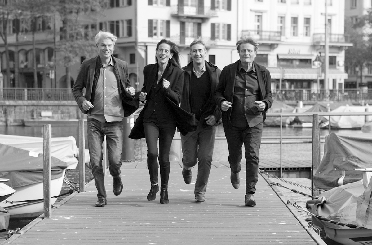 2010 – Yves Schihin, Marianne Burkhalter, Urs Rinklef, Christian Sumi beim Fototermin an der Limmat